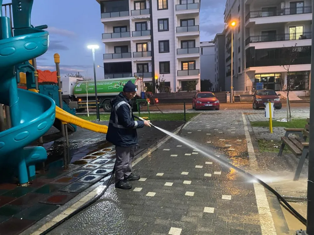 EDREMİT BELEDİYESİ’NDEN PARKLARDA HIZLI TEMİZLİK ÇALIŞMASI 